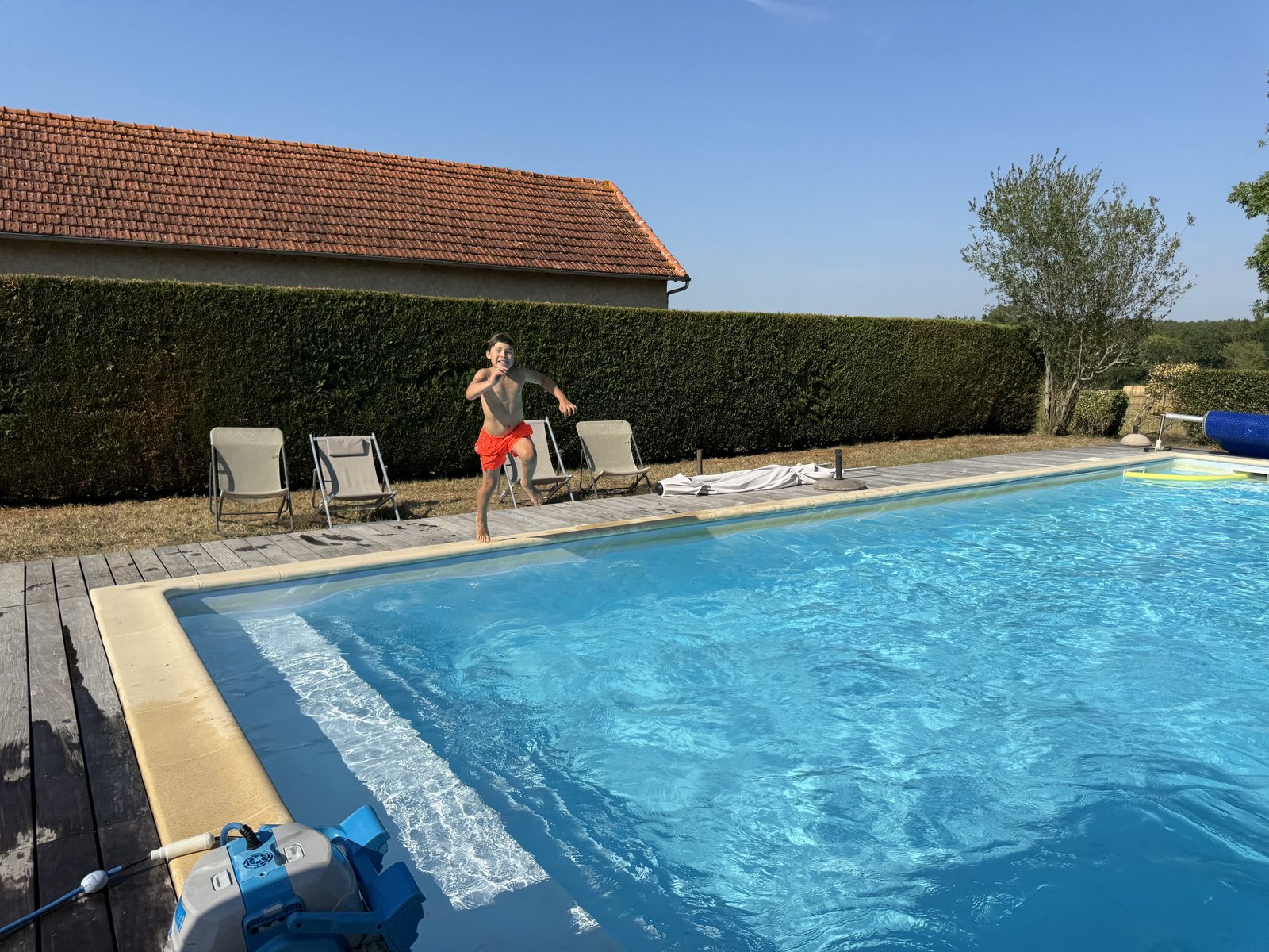Un enfant s'élançant vers la piscine chauffée