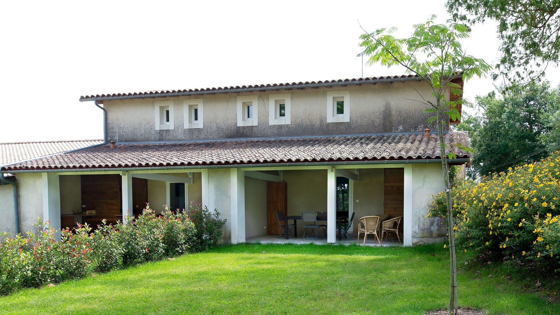 Les gîtes de l'Étang côté jardin, avec leurs terrasses couvertes