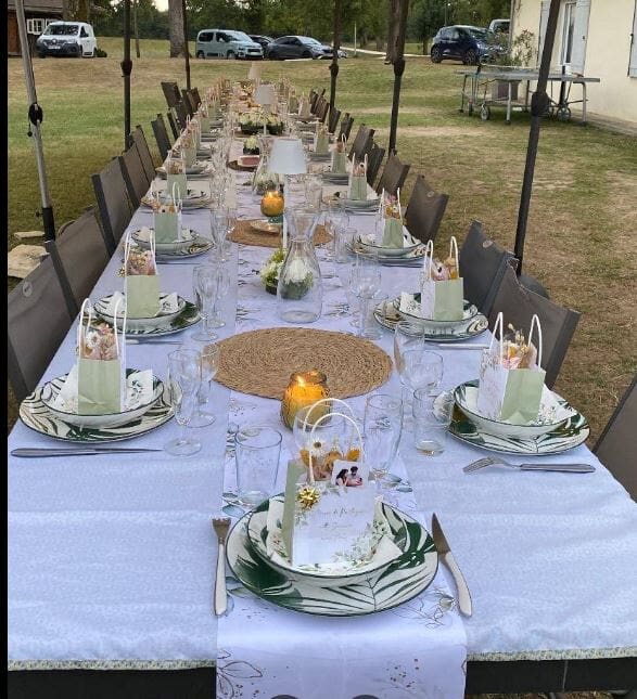La grande tablée dressée dehors, sous les parasols